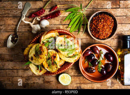 Bruschetta maison avec de la marijuana et d'ingrédients naturels vue supérieure Banque D'Images