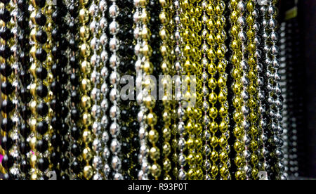 Beaucoup de noir, blanc, argent, or et perles dorées partie neacklaces pour de nouvelles années de célébrations ou d'arrière-plan. Close up macro photo horizontale neacklace verticale Banque D'Images