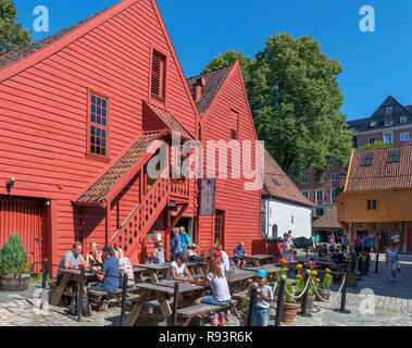 Café et restaurant dans le quartier historique de Bryggen, Bergen, Norvège Banque D'Images