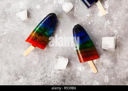 Glace Glace arc-en-ciel sur un fond gris. Vue d'en haut. Arrière-plan de l'alimentation Banque D'Images