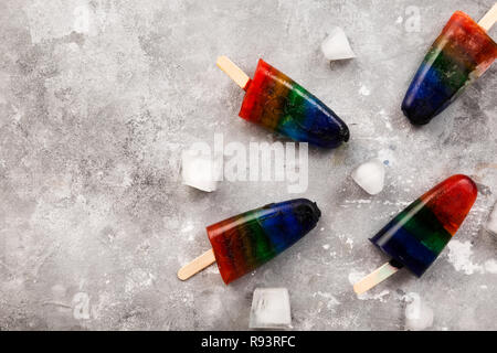 La crème glacée de couleur arc-en-ciel ma glace sur fond gris. Vue d'en haut. Arrière-plan de l'alimentation Banque D'Images