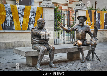 Statue de Don Quichotte et Sancho Panza sur un banc dans la rue Cervantes Maison Musée à Alcalá de Henares, Madrid, Espagne, Europe Banque D'Images