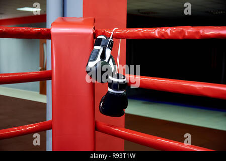 Des gants de boxe sur ring de boxe dans une salle de sport Banque D'Images