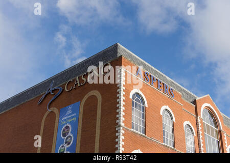 La ligne de toiture de l'Aspers Casino contre un ciel d'hiver bleu, Northampton, Royaume-Uni Banque D'Images