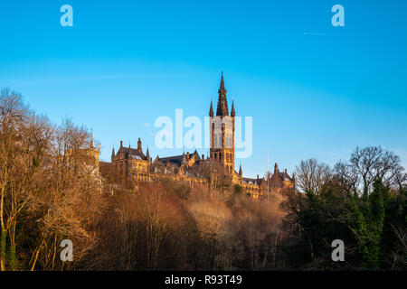 En regardant à travers les arbres pour les majestueuses Tours de l'université de Glasgow, en fin d'après-midi. Banque D'Images