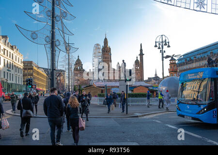 Glasgow, Scotland, UK - 14 décembre 2018 : à la recherche de plus de George Square à Glasgow et le marché de Noël à la place de l'approche de Noël. Banque D'Images