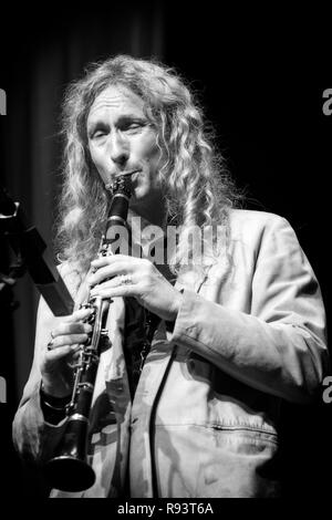 Julian solo à la clarinette avec Stringle Ken Peplowski, Scarborough Jazz Festival 2017 Banque D'Images