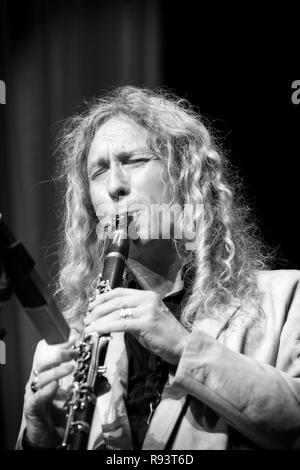 Julian solo à la clarinette avec Stringle Ken Peplowski, Scarborough Jazz Festival 2017 Banque D'Images