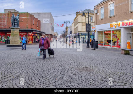 Kilmarnock, Ecosse, UK - 10 décembre 2018 : Kilmarnock Cross zone piétonne du centre-ville de Kilmarnock écossais avec des magasins vides sont un Banque D'Images