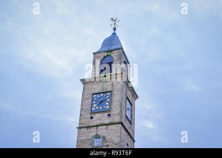 Kilmarnock, Ecosse, UK - 10 décembre 2018 : Nouveau Laigh Kirk Tour de l'horloge dans la zone piétonne du centre-ville de Kilmarnock écossais avec emp Banque D'Images