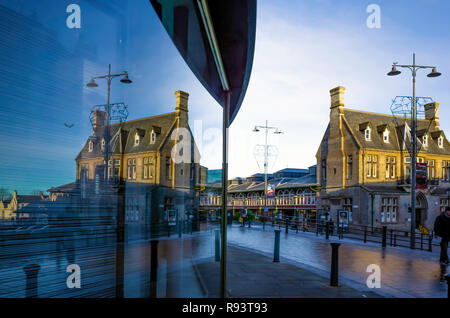Une partie de l'édifice du marché victorien en ligne West Durham Darlington Co. UK avec reflrection en miroir dans une vitrine. Banque D'Images