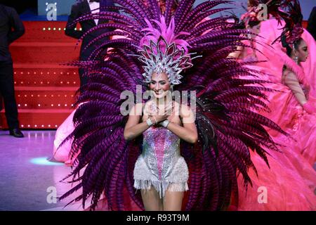 Une danseuse à plumes dans une ladyboy show au Cambodge avec de superbes costumes Banque D'Images