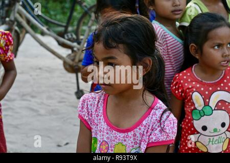 Une belle petite fille cambodgienne dans une cour d'école d'un village isolé Banque D'Images