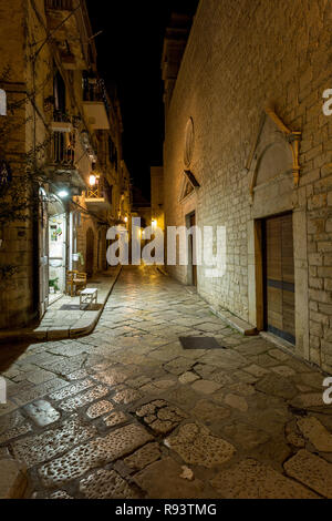 Rues et ruelles du ghetto juif de la ville des Pouilles de Trani. Trani, province de Barletta-Andria-Trani, Puglia, Italie, Europe Banque D'Images