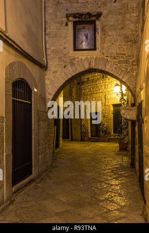 Rues et ruelles du ghetto juif de la ville des Pouilles de Trani. Trani, province de Barletta-Andria-Trani, Puglia, Italie, Europe Banque D'Images