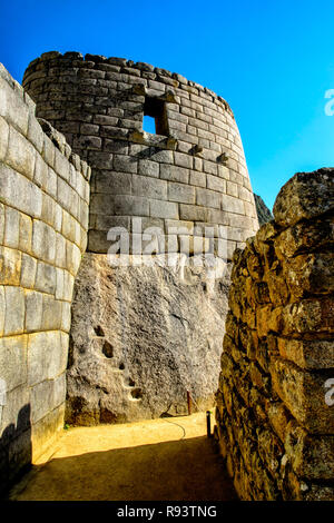 Temple du soleil est situé dans le centre du centre urbain de Machu Picchu. Construit au sommet d'un rocher et au-dessus de la grotte royale Banque D'Images