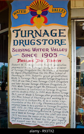 Un signe extérieur de Turnage Drug Store dans la vallée du Mississippi, de l'eau raconte l'histoire de la compagnie. Le magasin est ouvert depuis 1905. Banque D'Images