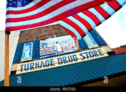 Un drapeau américain en dehors des ondes Turnage Drug Store dans l'eau, la vallée du Mississippi. Banque D'Images