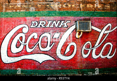 Une fresque Coca-Cola décore le côté d'un immeuble au centre-ville de Water Valley, Mississippi. Banque D'Images