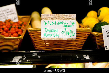 Radis daikon, cultivés localement par les agriculteurs Amish, est l'un des articles vendus à B.T.C. Épicerie à l'ancienne dans l'eau, la vallée du Mississippi. Banque D'Images