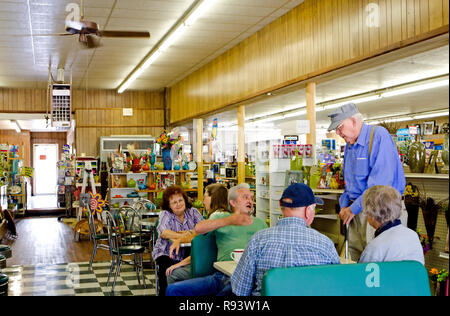 Les clients parler et manger à Turnage Drug Store dans l'eau, la vallée du Mississippi. Banque D'Images