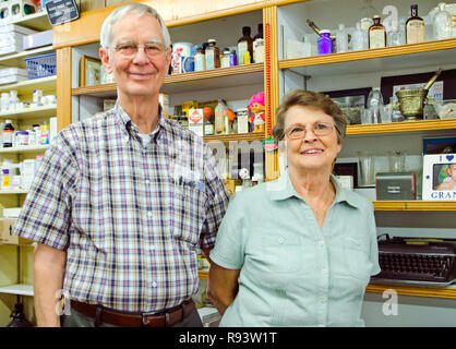 Docteur Robert Turnage et sa femme, Monica, stand au guichet de Turnage Drug Store dans l'eau, la vallée du Mississippi. Banque D'Images