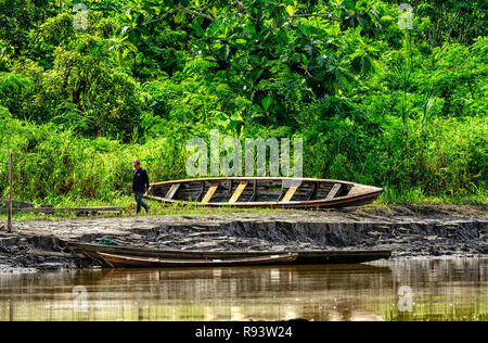 La réparation de la pirogue sur l'Amazone Bank Banque D'Images