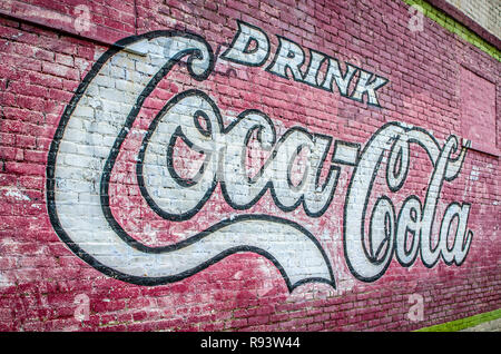 Une publicité Coca-Cola vintage couvre le mur d'un bâtiment au centre-ville de West Point, Mississisppi. Banque D'Images
