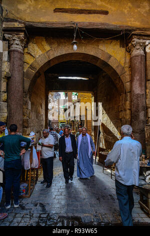 Scène de rue au Caire et porte de la ville médiévale dans la région de Khan el-Khalili, zone du marché de la vieille ville Banque D'Images