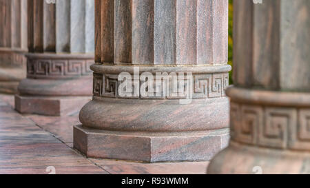 Colonnes avec base ronde et verticale des arbres cannelés Banque D'Images