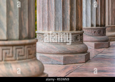 Les colonnes à cannelures verticales à l'extérieur d'un bâtiment Banque D'Images