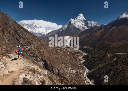 L'Ama Dablam s'élève au-dessus de l'Imja Khola et de la vallée de Khumbu, Népal, région de l'Everest Banque D'Images