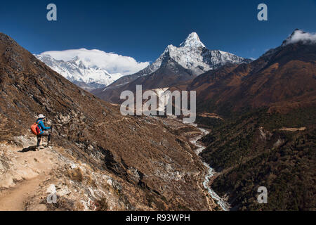 L'Ama Dablam s'élève au-dessus de l'Imja Khola et de la vallée de Khumbu, Népal, région de l'Everest Banque D'Images