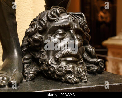 Les jambes de David avec la tête de Goliath, statue. Banque D'Images