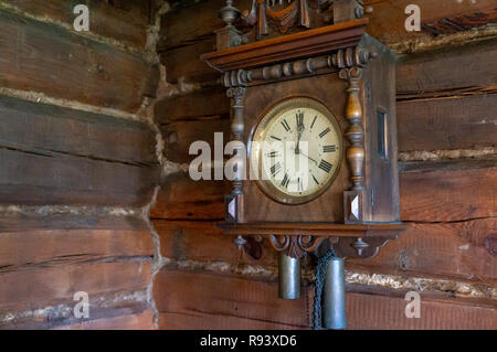 Ancienne pendule en bois accrochée à un mur. Banque D'Images