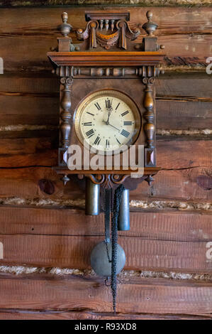 Ancienne pendule en bois accrochée à un mur. Banque D'Images