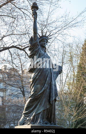 Paris, France, le 27 mars 2017 : Le Jardin du Luxembourg, dans le 6ème arrondissement de Paris, accueille une petite réplique de la Statue de la liberté. Banque D'Images