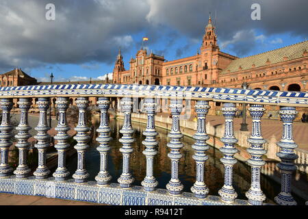 La magnifique place d'Espagne à Séville, avec ses décorations colorées Banque D'Images