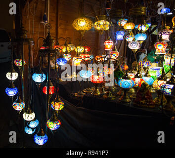 Divers de forme ronde de couleur des lampes en verre rétro dans l'obscurité, dans le marché, comme l'effet de couleur vintage Banque D'Images