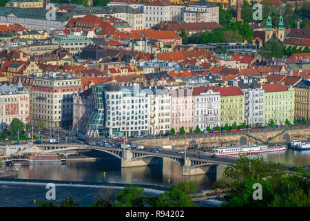 Prague, vue aérienne des bâtiments le long de la Nove Mesto côté de la Vltava à Prague, y compris la célèbre Maison dansante(centre), Praha, République Tchèque Banque D'Images