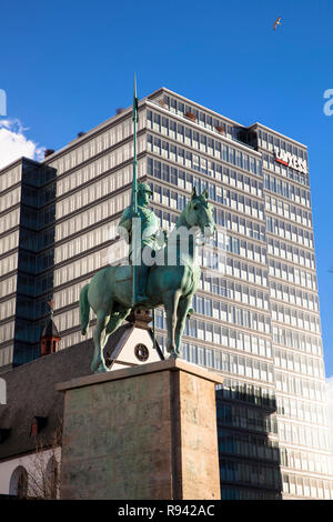 Le cuirassier monument situé en face de l'église Alt St. Heribert et la Lanxess Tower dans le quartier de Deutz, Cologne, Allemagne. das Kuerassier-Denkmal Banque D'Images