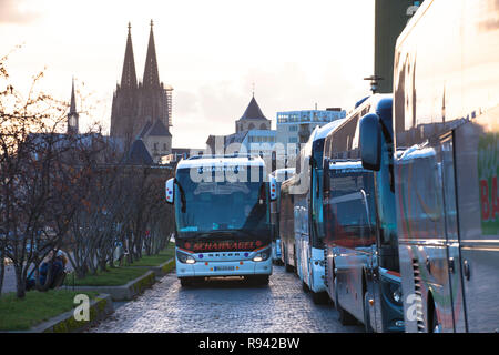 Parc des entraîneurs en longues rangées dans la rue Konrad-Adenauer-Ufer sur le Rhin, la cathédrale, Cologne, Allemagne. Reisebusse à langen Schlang parken Banque D'Images