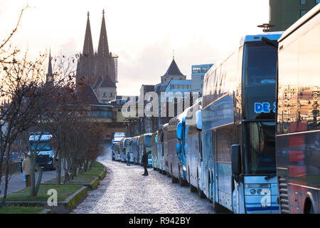 Parc des entraîneurs en longues rangées dans la rue Konrad-Adenauer-Ufer sur le Rhin, la cathédrale, Cologne, Allemagne. Reisebusse à langen Schlang parken Banque D'Images