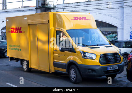 Véhicule électrique service colis DHL Travail Streetscooter XG, Cologne, Allemagne. DHL- Elektrofahrzeug Streetscooter Travailler XG, Koeln, Deutschland. Banque D'Images