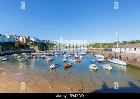 Vue panoramique sur la plage du port de North Beach à Tenby, une ville balnéaire fortifiée dans la région de Pembrokeshire, Pays de Galles du Sud, de la côte ouest de la baie de Carmarthen Banque D'Images