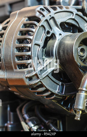 Industrial electric auto motor concept. Gros plan détaillé de la section transversale de l'alternateur du moteur dans la machine du générateur Banque D'Images