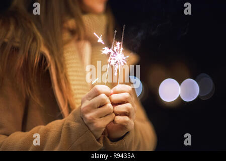 Woman having fun with sparkler dans ses mains Banque D'Images