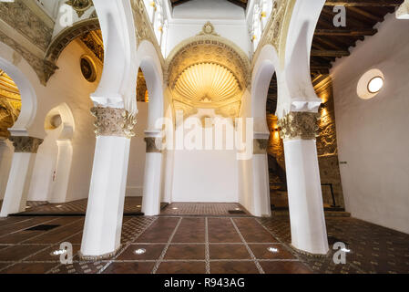 Tolède, Espagne - l'intérieur de la Synagogue Santa Maria la Blanca à Tolède, en Espagne. Banque D'Images