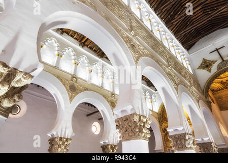 Tolède, Espagne - l'intérieur de la Synagogue Santa Maria la Blanca à Tolède, en Espagne. Banque D'Images