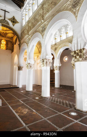 Tolède, Espagne - l'intérieur de la Synagogue Santa Maria la Blanca à Tolède, en Espagne. Banque D'Images